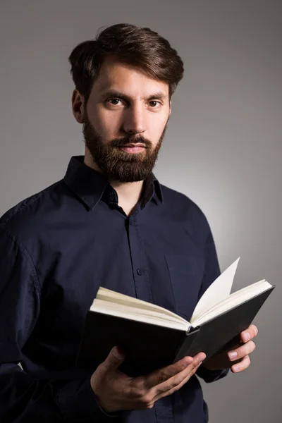 Uomo d'affari con libro — Foto Stock