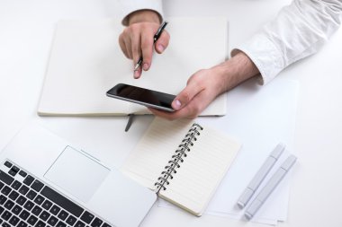 cep telefonu kullanarak eller