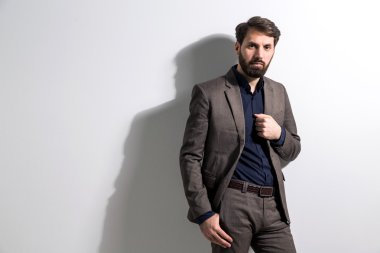 Sakallı işadamı beyaz duvar