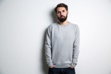 Genç adam uzun kollu