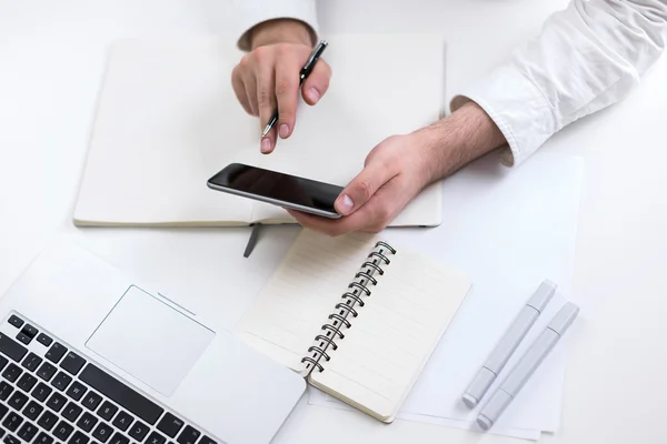 Händer med hjälp av mobiltelefon — Stockfoto