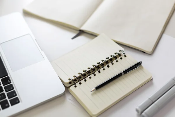 Notepads, keyboards and pen — Stock Photo, Image