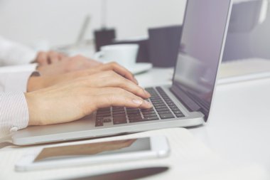 Dizüstü bilgisayar yan kullanarak iş adamları