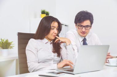 Bir şey bilgisayar ekranında tartışıyor