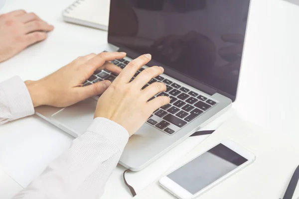 Empresario usando laptop — Foto de Stock