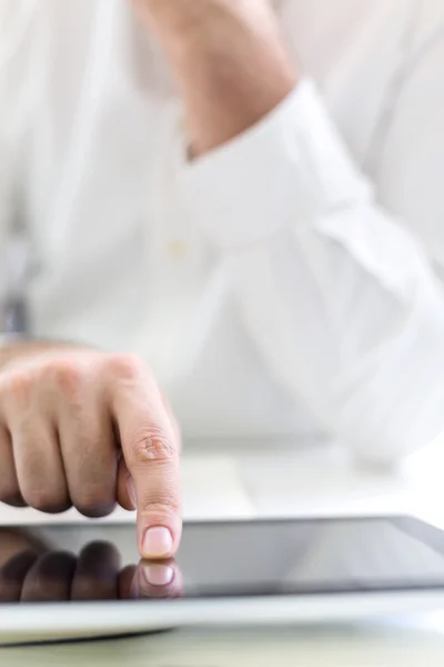 Affärsman med hjälp av Tablet PC — Stockfoto