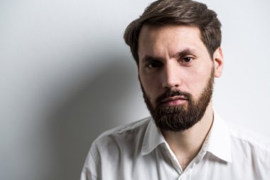 Yakalı Beyaz gömlekli sakallı işadamı portresi