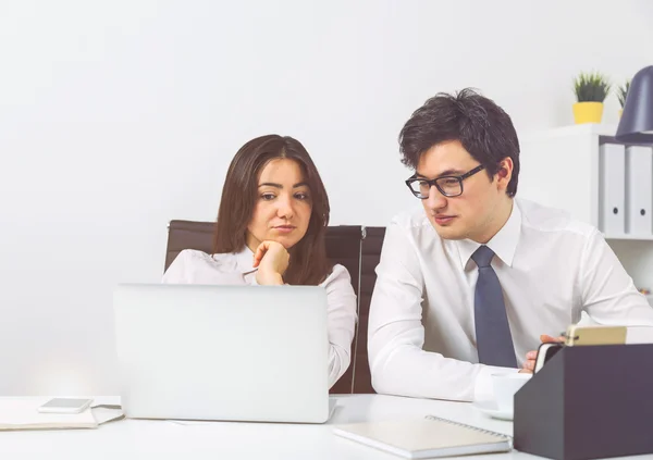 Diskussion am Schreibtisch — Stockfoto