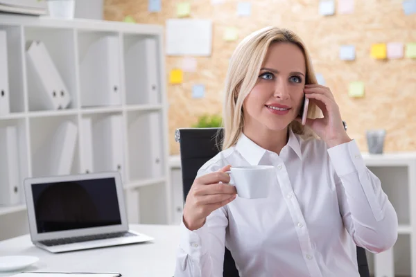 Telefon och kaffe — Stockfoto