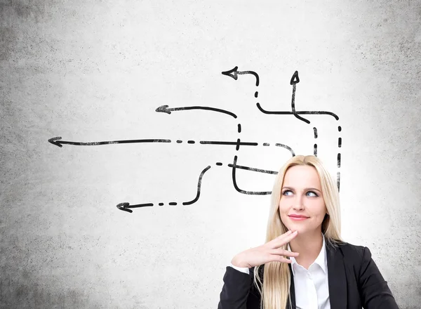 Arka plan beton duvara oklarla mutlu işkadını