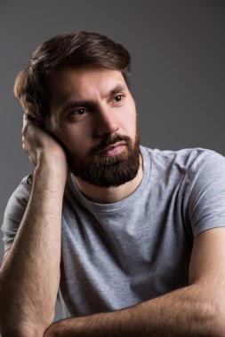 Düşünceli adam baş taraftan