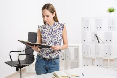 Günlüğü elinde kızla