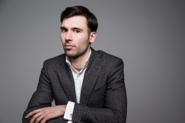 Koyu arka plan üzerinde takım elbiseli ciddi adam