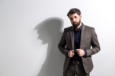 İşadamı cekette eller