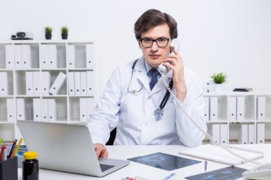 Telefon konuşmayı yapıyor Yound doktor