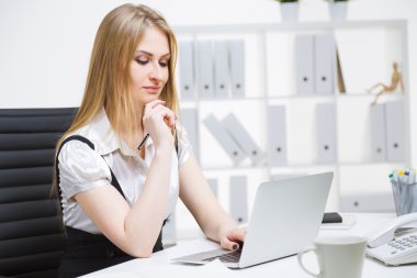 Not defterini kullanarak iş kadını