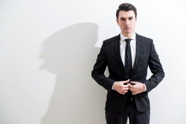 İşadamı ceketindeki elleriyle