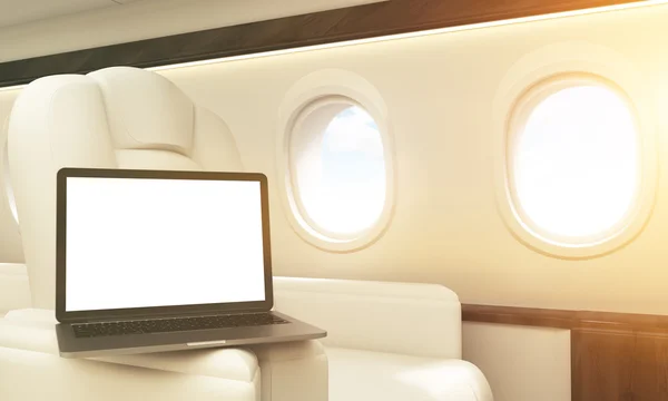 Leerer Laptop im Flugzeug — Stockfoto