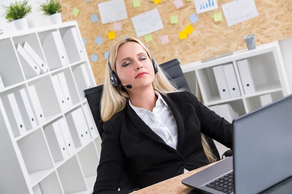 Call-Center-Betreiber schloss Augen — Stockfoto