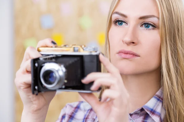 Mujer con cámara retro primer plano — Foto de Stock