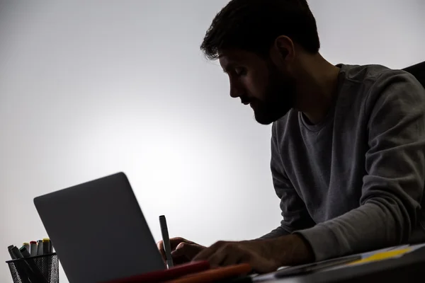 Trabajo de silueta de hombre de negocios — Foto de Stock