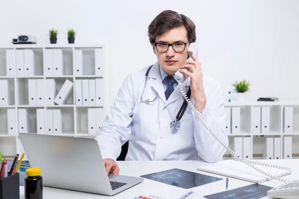 Yound médico ter conversa telefónica — Fotografia de Stock