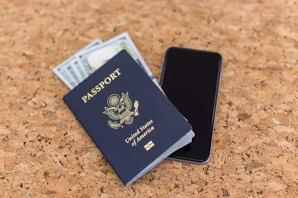 Teléfono y pasaporte en la mesa — Foto de Stock