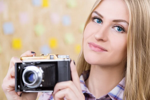 Sonriente hembra con cámara retro — Foto de Stock