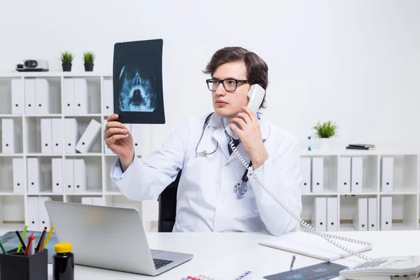 Doutor com raio-x no telefone — Fotografia de Stock