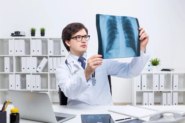 Doctor examining an x-ray — Stock Photo, Image