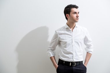 Resmen erkek giyinmiş