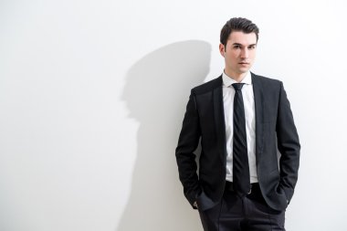 Cepleri dolu bir iş adamı.