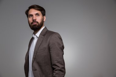 Adam başka tarafa bakıyor.