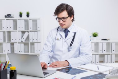 dizüstü bilgisayar kullanan doktor