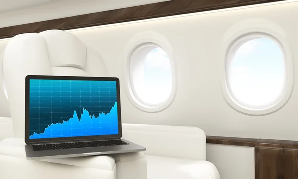 Laptop mit Karte im Flugzeug — Stockfoto