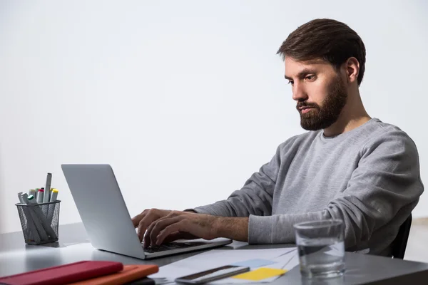 Бізнесмен працює з боку ноутбука — стокове фото