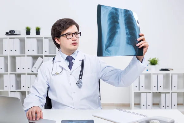Doctor analyzing x-ray — Stock Photo, Image