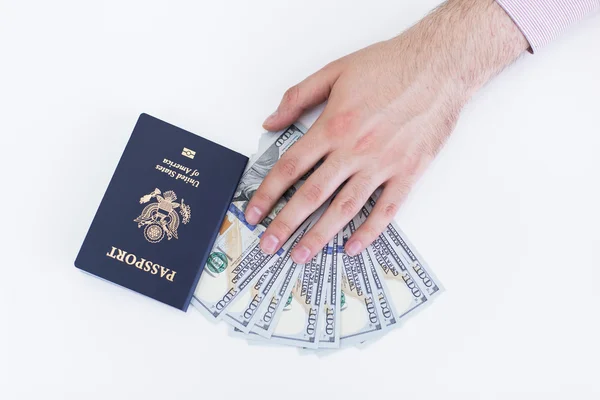 Mano con dólares y pasaporte — Foto de Stock