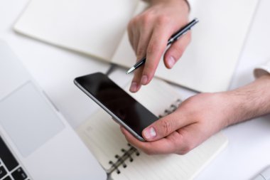 Cep telefonu kullanarak işadamı eller