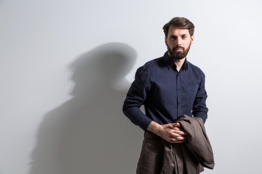 Takım elbise ceket elinde