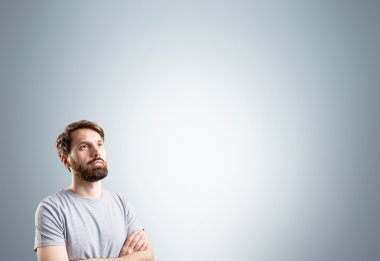 Düşünceli erkek gri arka plan üzerinde