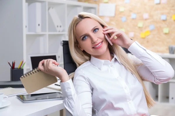 Al telefono con blocco note — Foto Stock