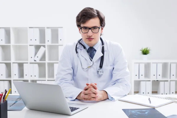 Jovem médico no escritório — Fotografia de Stock