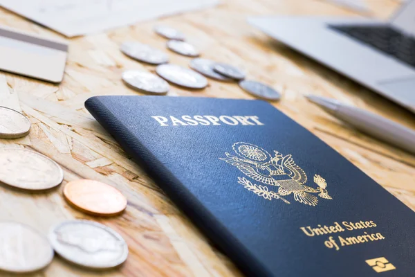 Passaporte e moedas americanas — Fotografia de Stock