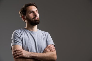 Sakallı adam geçti silah