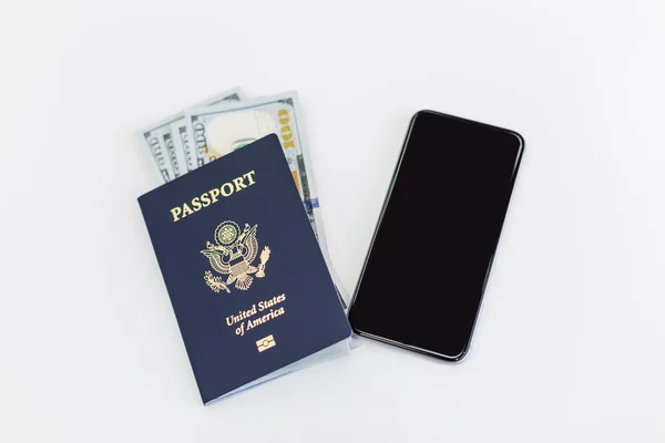 Pasaporte y teléfono en blanco — Foto de Stock