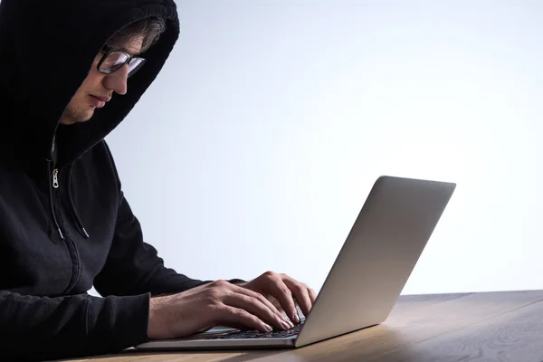 Guy hacking computer — Stock Photo, Image