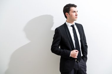 Beyaz duvar arka plan üzerinde işadamı