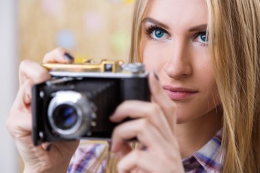 Retro kamera ile beyaz kadın