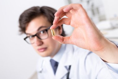 Doktor holding yarı saydam hap